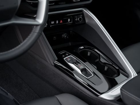 Certified 2025 Audi Q5 Premium w/ Convenience Package AWD/4WD image 9