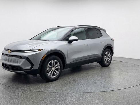 Used 2025 Chevrolet Equinox LT image 3