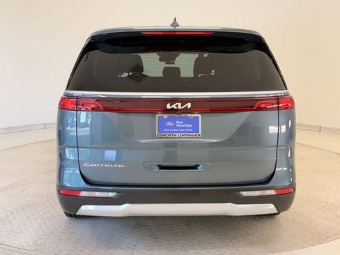 Used 2022 Kia Carnival EX image 10
