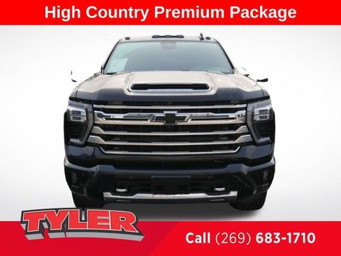 Used 2024 Chevrolet Silverado 2500 High Country w/ High Country Premium Package AWD/4WD image 2