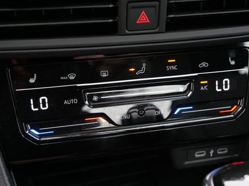 Used 2025 Volkswagen Jetta SE w/ Sunroof Package FWD image 28