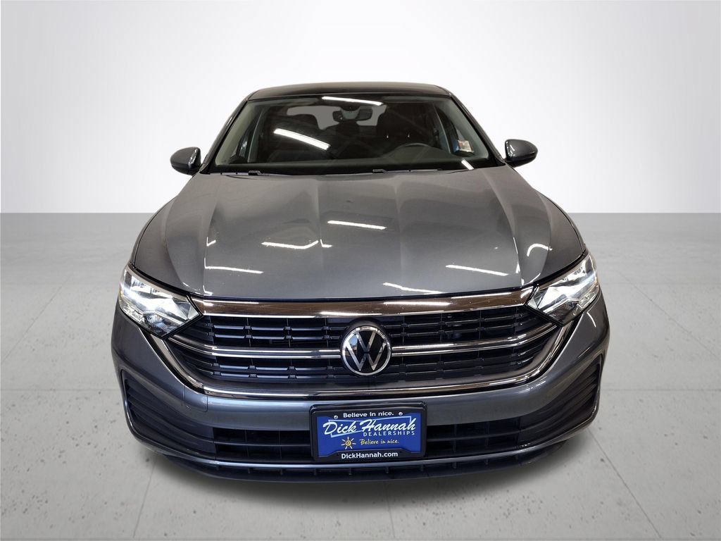 Certified 2023 Volkswagen Jetta SE w/ Panoramic Sunroof Package FWD image 3