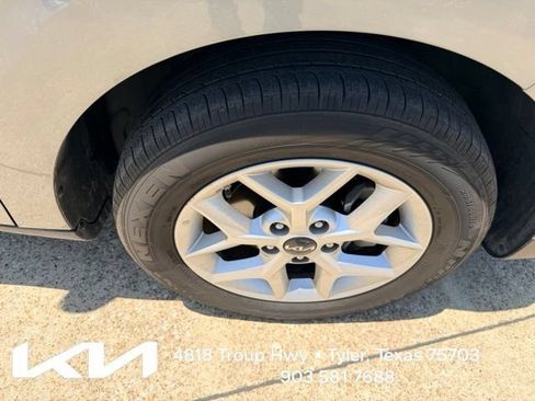 Certified 2025 Kia Soul LX w/ LX Technology Package FWD image 12
