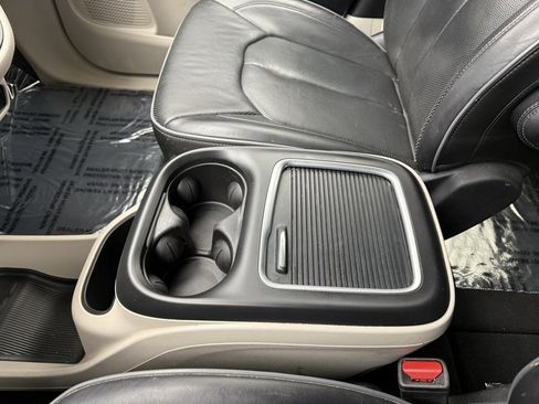 Used 2020 Chrysler Pacifica Limited w/ 8-pass Seating Package image 36