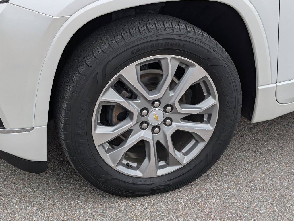 Used 2019 Chevrolet Traverse Premier w/ Driver Confidence II Package FWD image 11