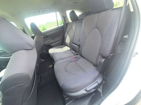 Used 2021 Toyota Highlander L FWD image 17