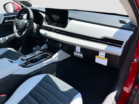 New 2025 Mitsubishi Outlander SE image 32