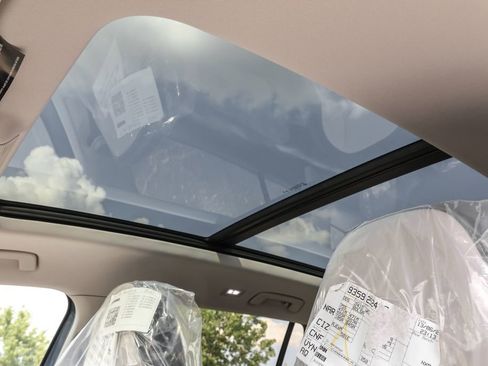 Used 2025 Volkswagen Tiguan SE image 6