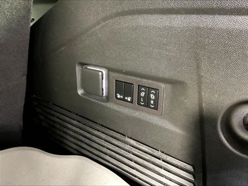 Used 2023 Chevrolet Tahoe Premier AWD/4WD image 39