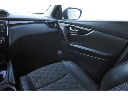 Used 2022 Nissan Rogue Sport SV w/ Technology Package image 13