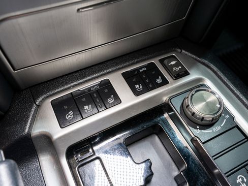 Used 2016 Toyota Land Cruiser image 22