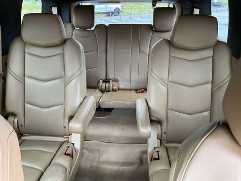 Used 2017 Cadillac Escalade Platinum AWD/4WD image 11