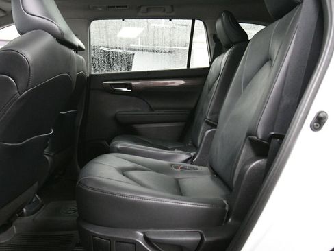 Used 2021 Toyota Highlander Platinum image 22