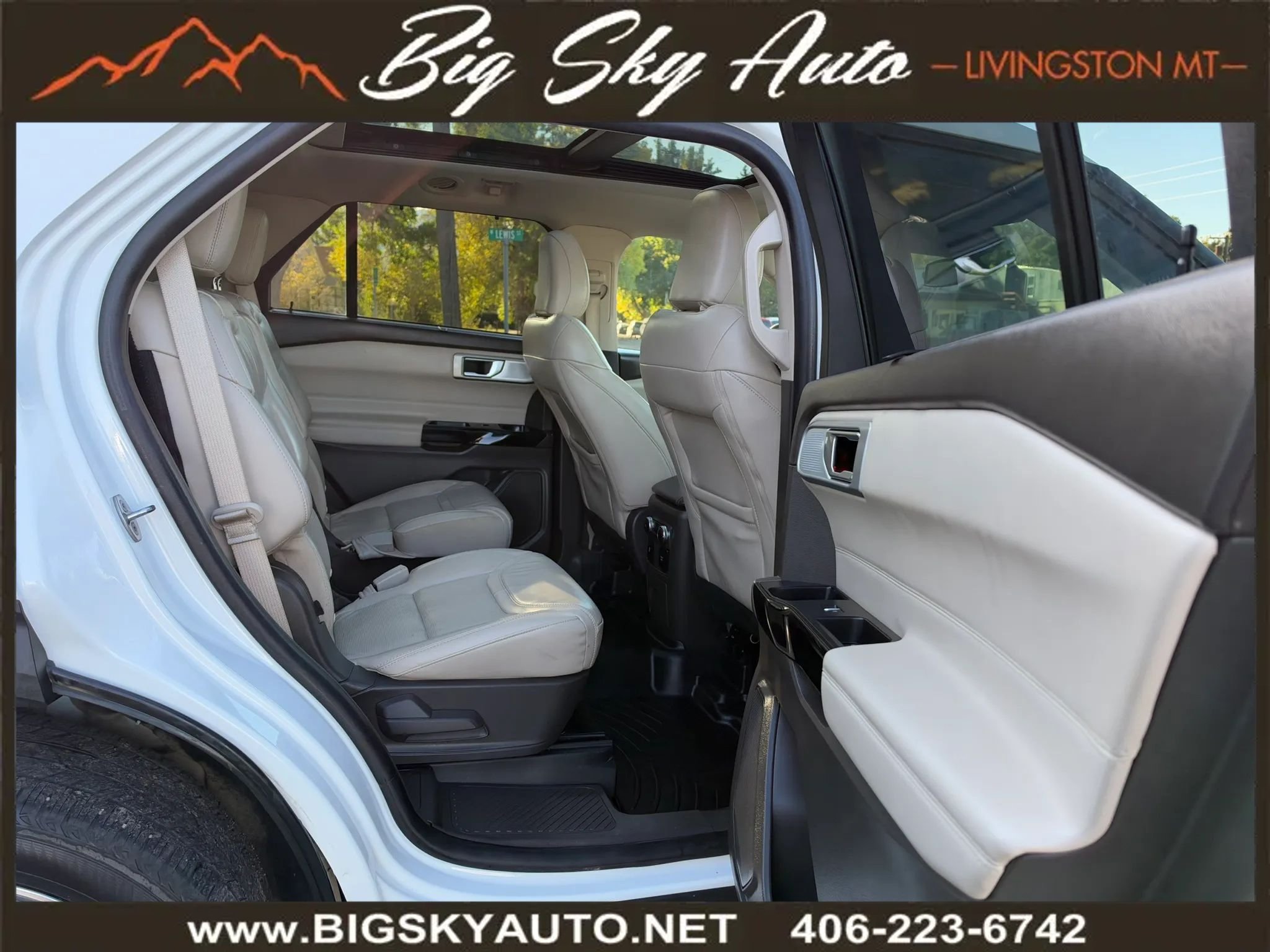 Used 2022 Ford Explorer Platinum w/ Equipment Group 601A AWD/4WD image 22