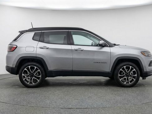Used 2025 Jeep Compass Trailhawk AWD/4WD image 11