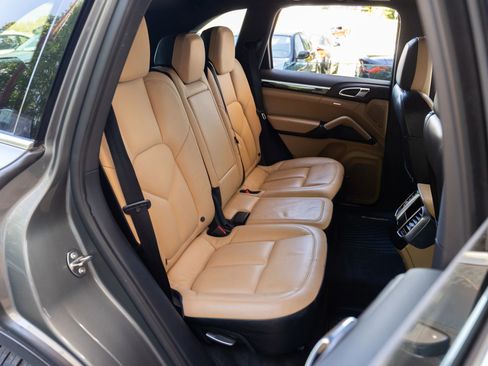 Used 2016 Porsche Cayenne w/ Premium Package image 24