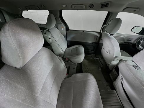 Used 2015 Toyota Sienna LE image 26