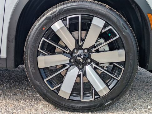 New 2025 Mitsubishi Outlander SE image 11