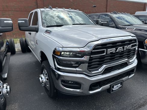 Used 2025 RAM 3500 Tradesman w/ Chrome Appearance Group AWD/4WD image 3