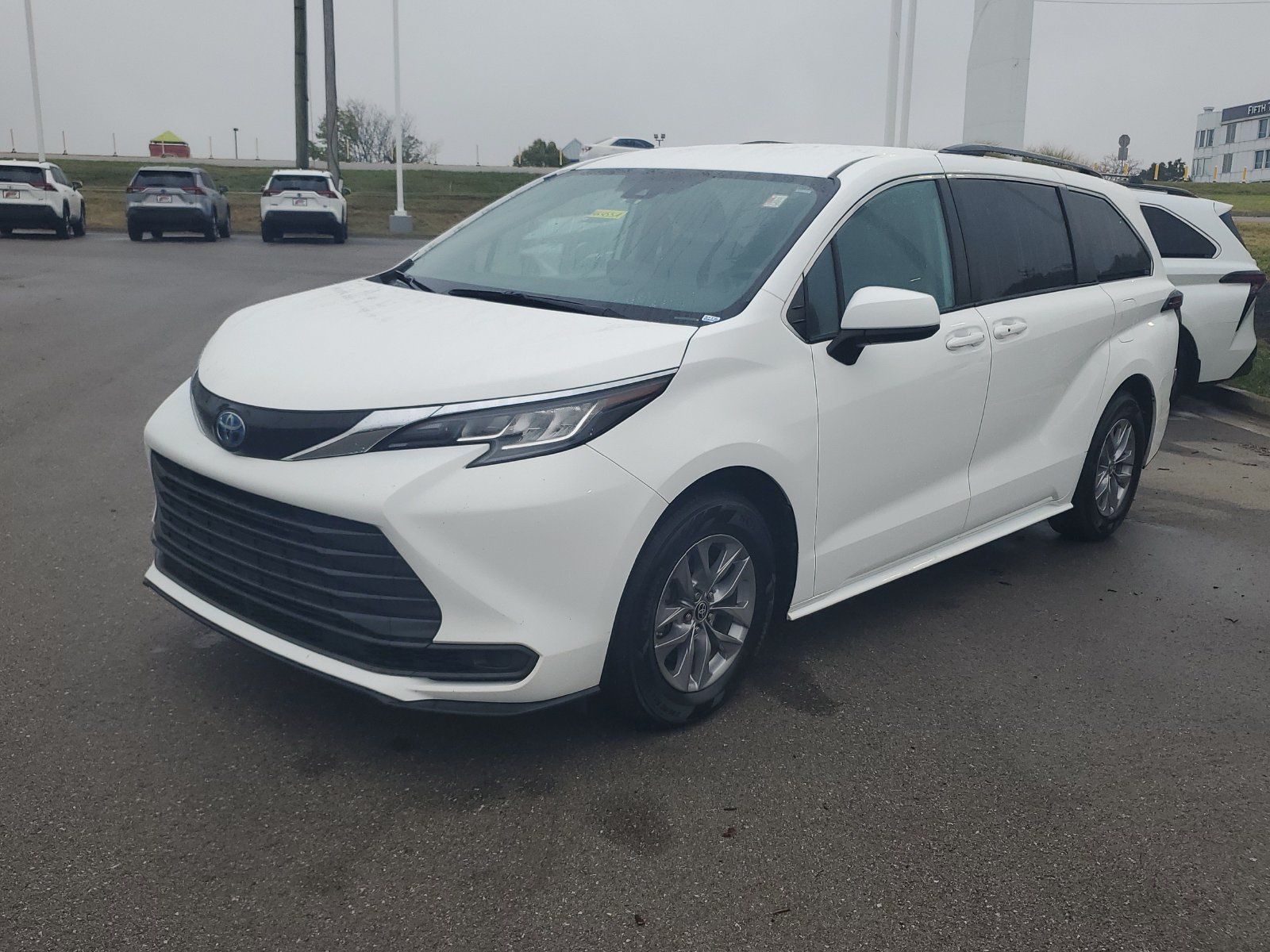 Used 2022 Toyota Sienna LE FWD image 2