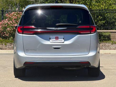 Used 2023 Chrysler Pacifica Touring-L FWD image 5
