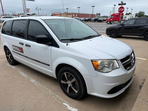 Used 2016 Dodge Grand Caravan American Value Package w/ UConnect Hands-Free Group FWD image 4