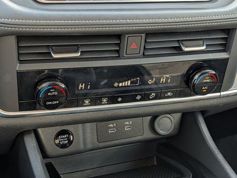 Used 2025 Nissan Rogue SV image 42