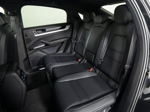 Certified 2025 Porsche Cayenne Coupe image 36