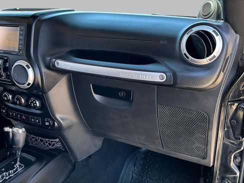 Used 2014 Jeep Wrangler Unlimited Rubicon w/ Connectivity Group AWD/4WD image 17
