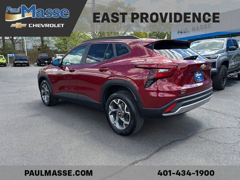 Certified 2025 Chevrolet Trax LT w/ LT Convenience Package FWD image 5