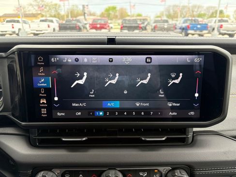 Used 2025 Jeep Wrangler Unlimited Sahara AWD/4WD image 22