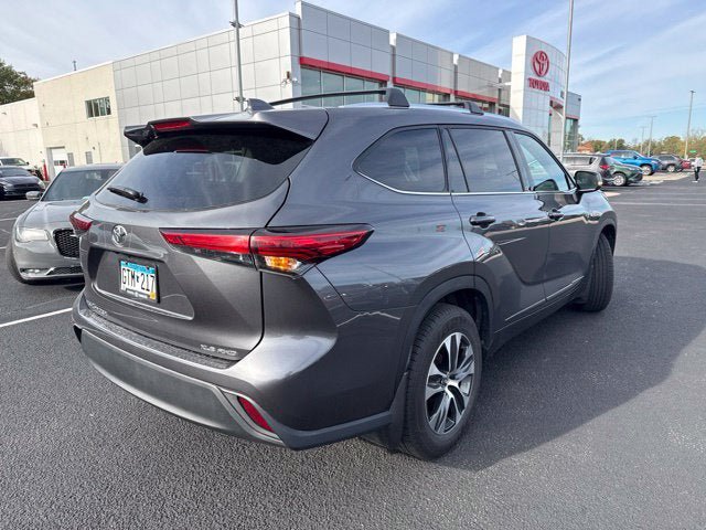 Used 2021 Toyota Highlander XLE AWD/4WD image 4