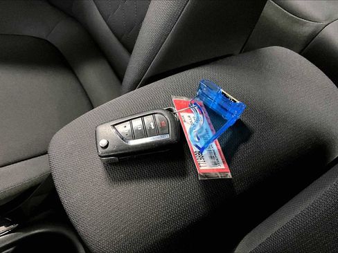 Used 2021 Toyota Corolla LE image 28