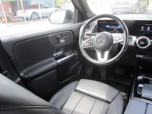 Used 2020 Mercedes-Benz GLB 250 4MATIC w/ Premium Package image 12