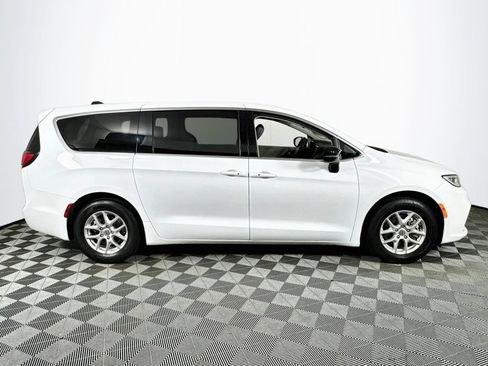 Used 2024 Chrysler Pacifica Touring-L FWD image 8