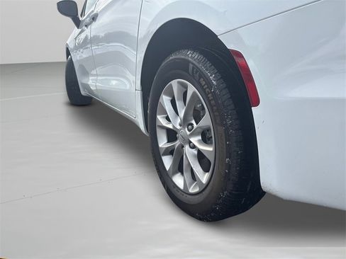 Used 2023 Chrysler Pacifica Touring-L image 32