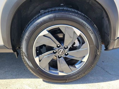 Used 2025 Nissan Rogue SV image 28