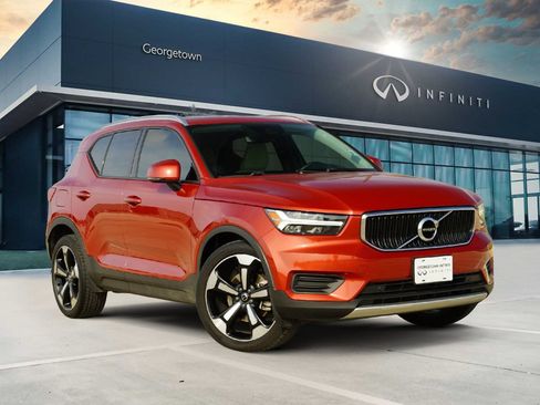 Used 2020 Volvo XC40 T4 Momentum image 1