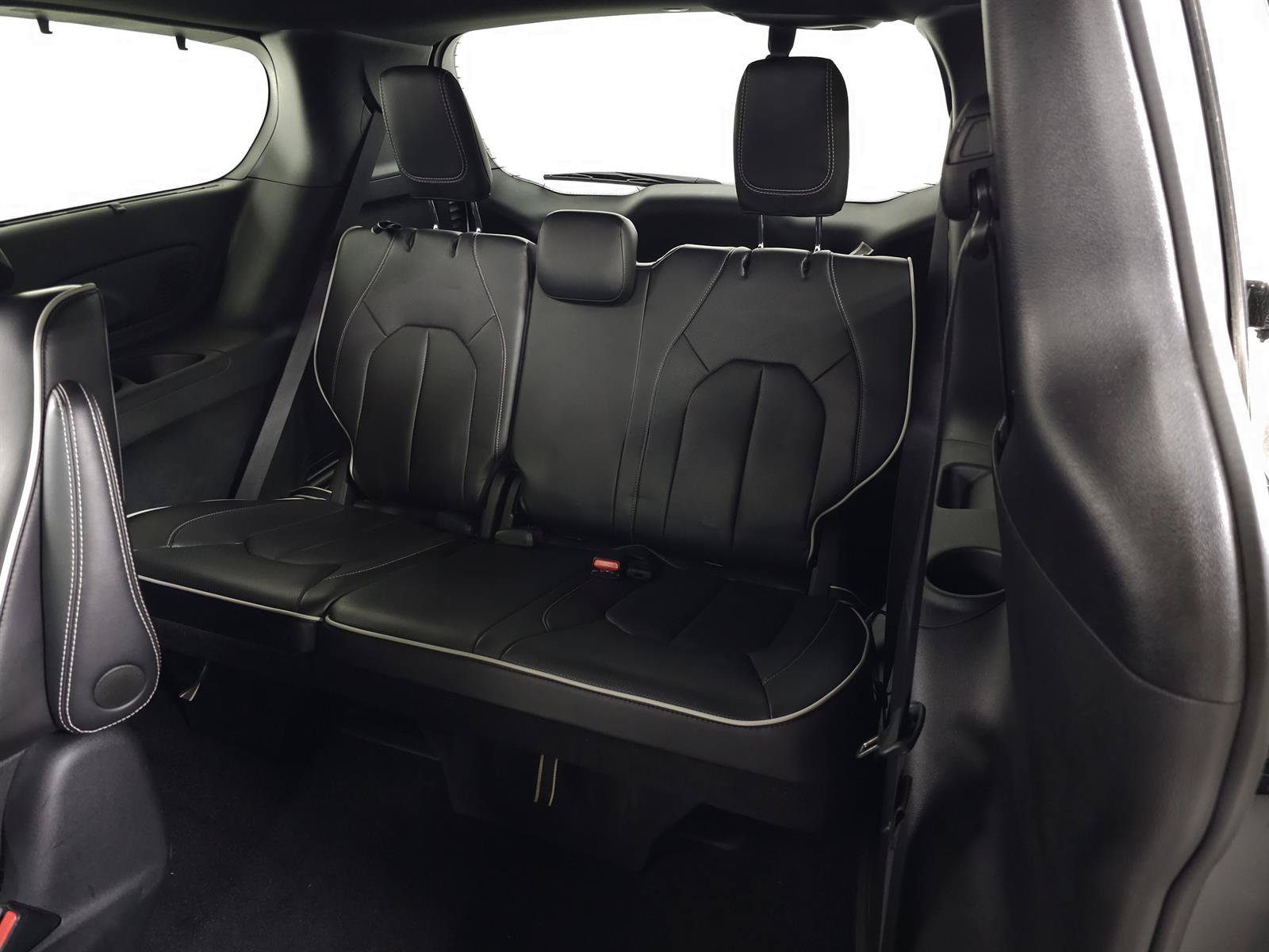 Used 2024 Chrysler Pacifica Premium FWD image 37