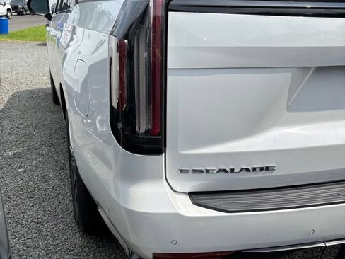 Used 2023 Cadillac Escalade ESV Sport Platinum AWD/4WD image 3