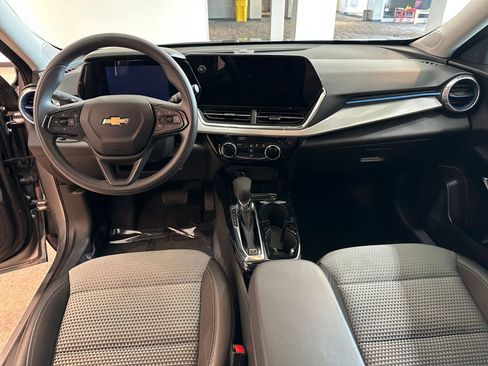 Used 2025 Chevrolet Trax LT FWD image 32