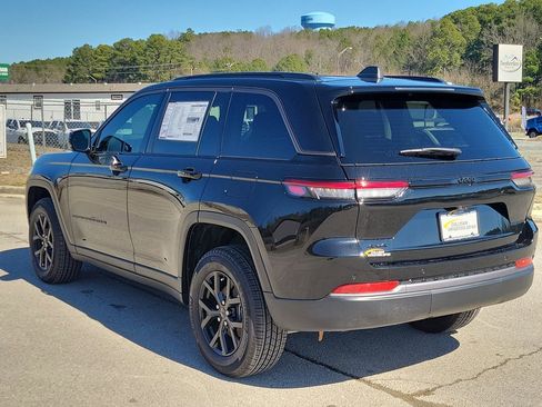 New 2026 Jeep Grand Cherokee Altitude image 4