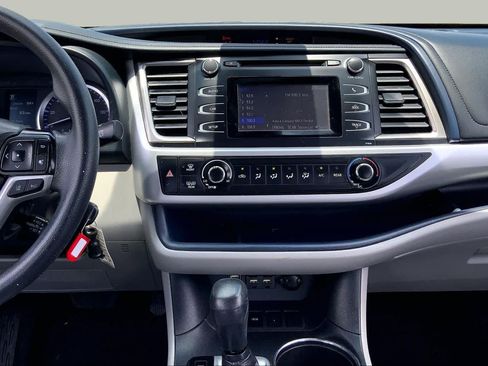 Used 2019 Toyota Highlander LE FWD image 7
