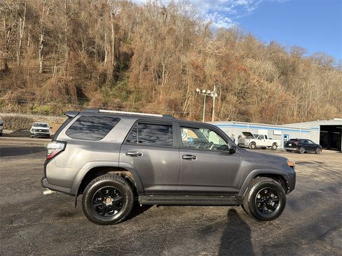 Used 2019 Toyota 4Runner SR5 image 3