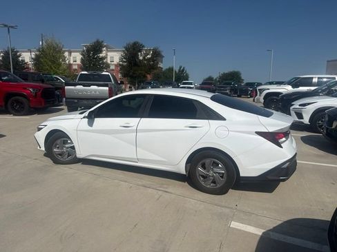 Used 2025 Hyundai Elantra SE FWD image 4