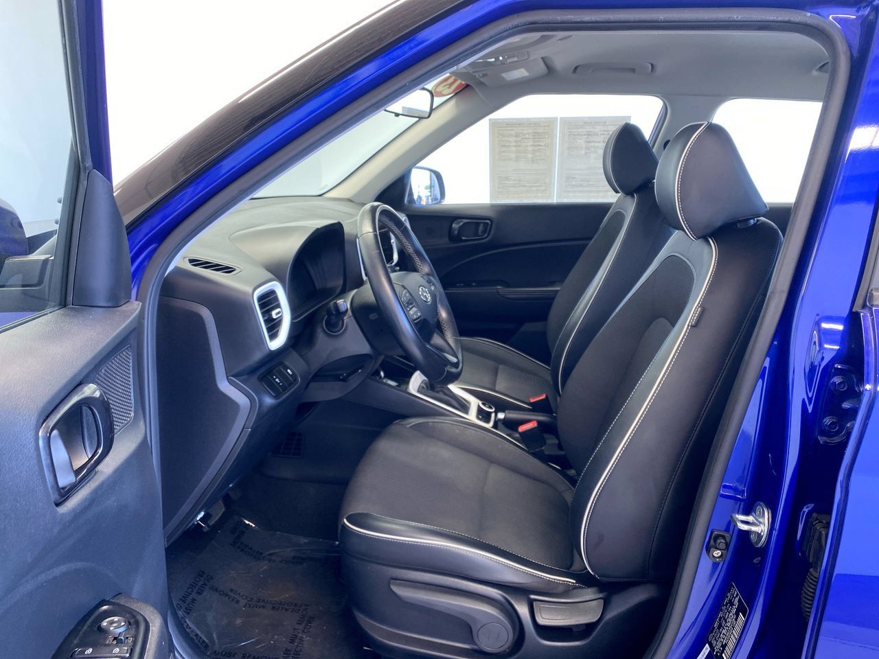 Used 2023 Hyundai Venue Limited FWD image 16