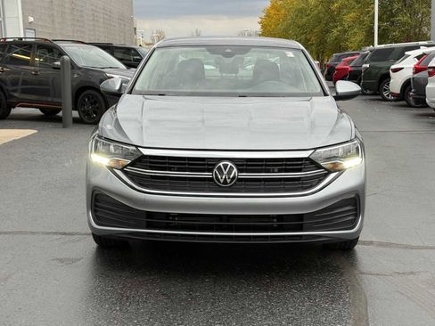 Certified 2023 Volkswagen Jetta SE w/ Panoramic Sunroof Package image 2