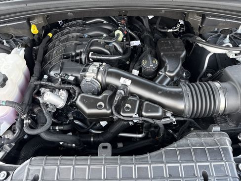 Used 2025 Jeep Grand Cherokee Limited w/ Luxury Tech Group II image 33