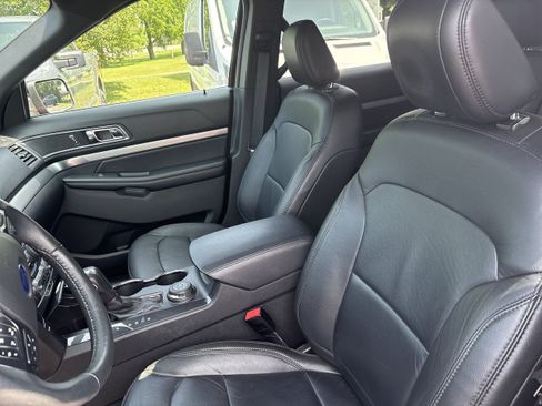 Used 2018 Ford Explorer XLT w/ Equipment Group 202A AWD/4WD image 7