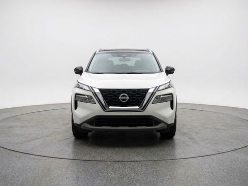 Used 2025 Nissan Rogue SV image 2